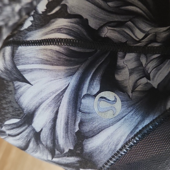 Lululemon Hotty Hot Short II *Long Sizs 6T - Picture 3 of 6